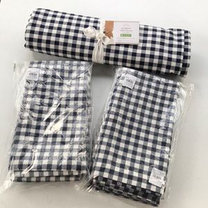 Pottery barn Gingham square table throw with 8 napkins